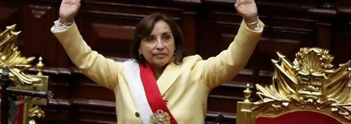 Juramentan a Dina Boluarte como nueva presidenta de Perú