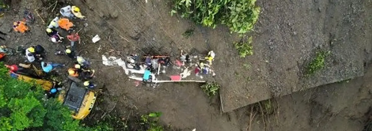 Continúan labores de rescate en bus sepultado por deslave en Colombia