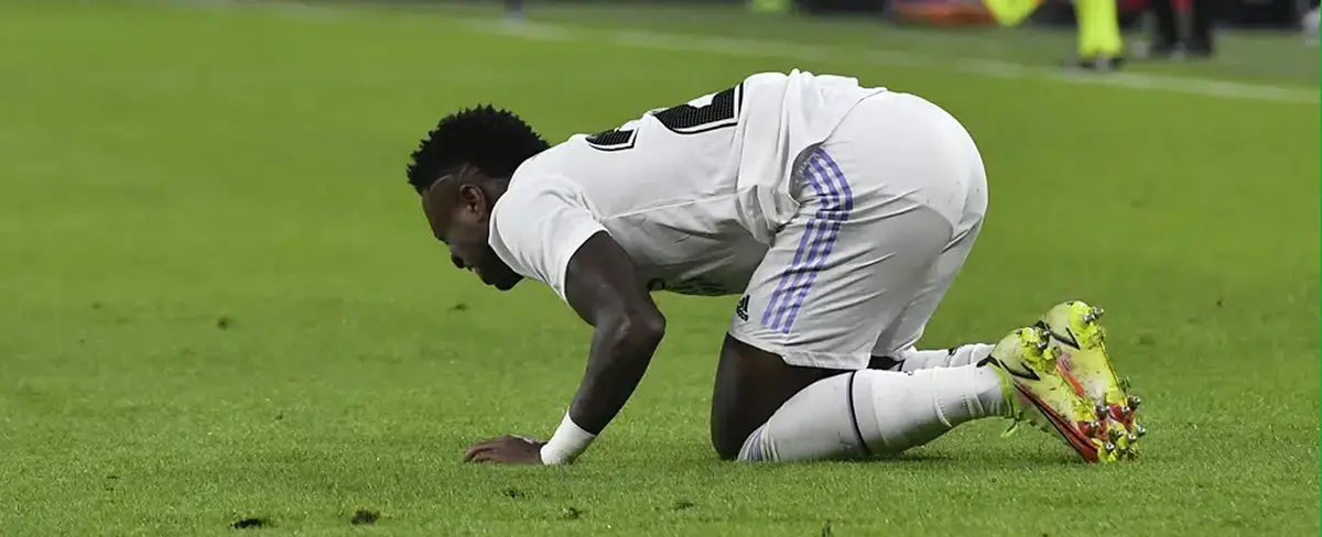Aficionados del Atlético cuelgan un muñeco de Vinicius previo al derbi