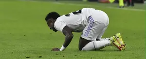 Aficionados del Atlético cuelgan un muñeco de Vinicius previo al derbi