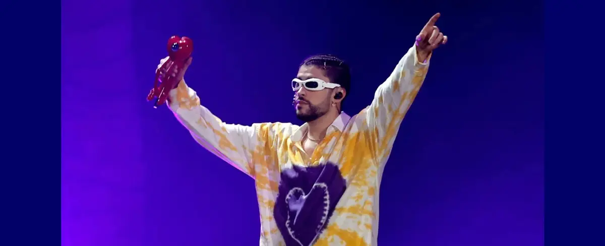Bad Bunny enfurece con una fan y avienta su teléfono al piso