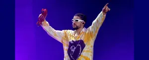 Bad Bunny enfurece con una fan y avienta su teléfono al piso