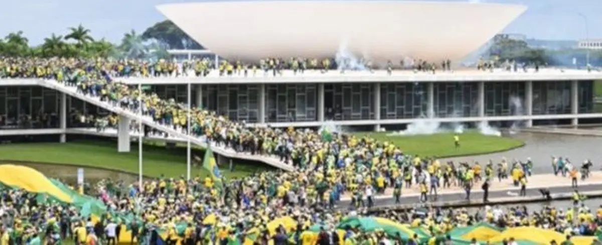 Bolsonaristas invaden sedes de los tres poderes del Estado en Brasilia
