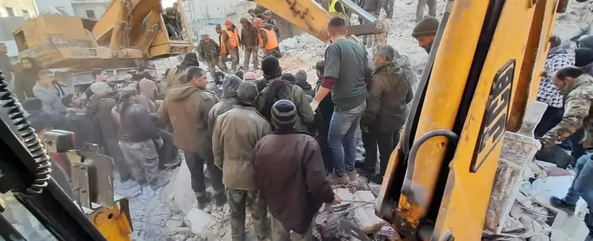 Derrumbe de edificio deja 16 fallecidos en Siria