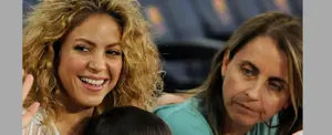Filtran vídeo de la mamá de Piqué sujetando y silenciando a Shakira