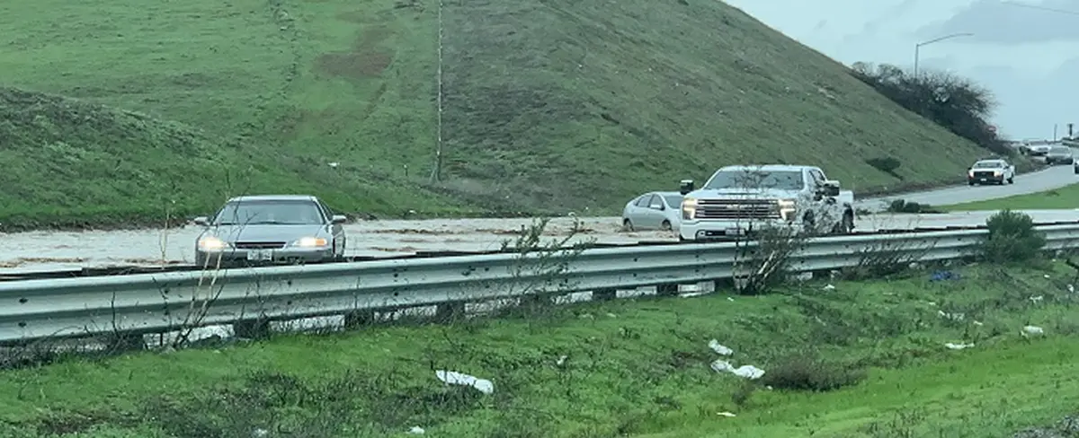 Inundaciones causan al menos 14 muertes en California, EE.UU.