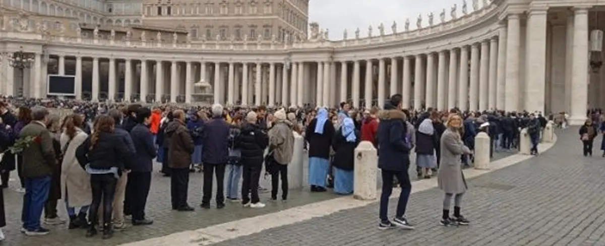 Miles de personas despiden a Benedicto XVI en basílica de San Pedro