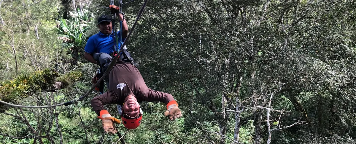 Volar en las faldas del volcán Mombacho, aventura inigualable