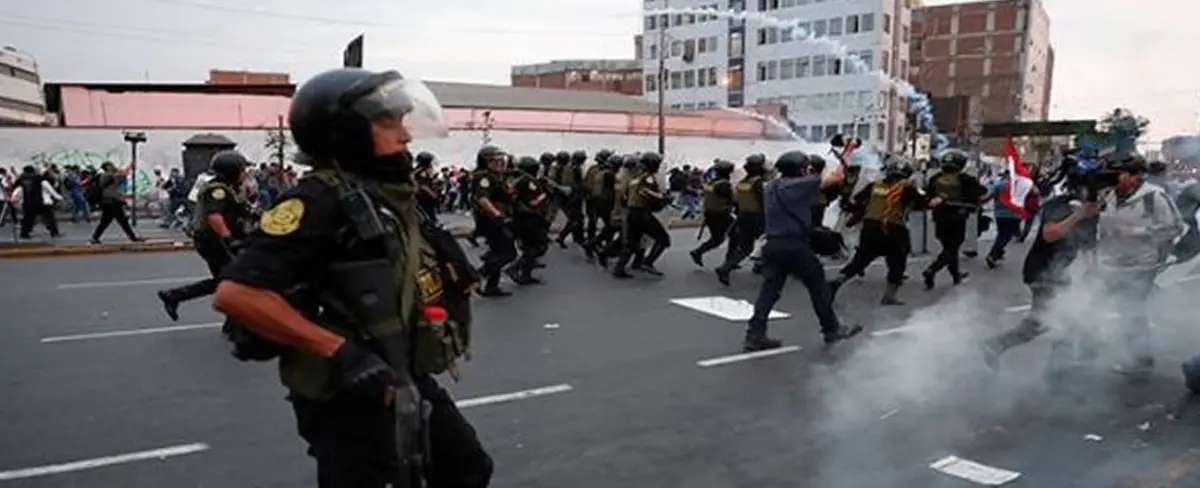Registran 14 heridos tras represión policial en Perú
