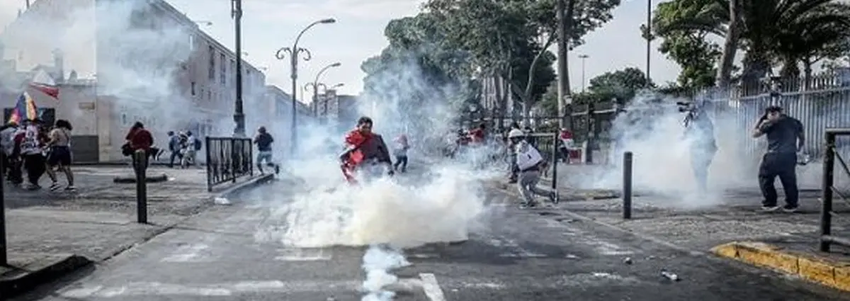 Policía de Perú reprime movilización en Lima contra Dina Boluarte