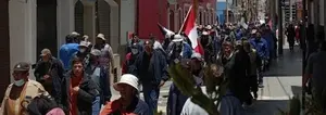Continúan movilizaciones para exigir renuncia de la presidenta peruana