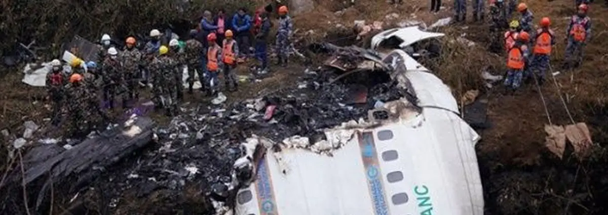 Recuperan nuevos cuerpos tras accidente de avión en Nepal