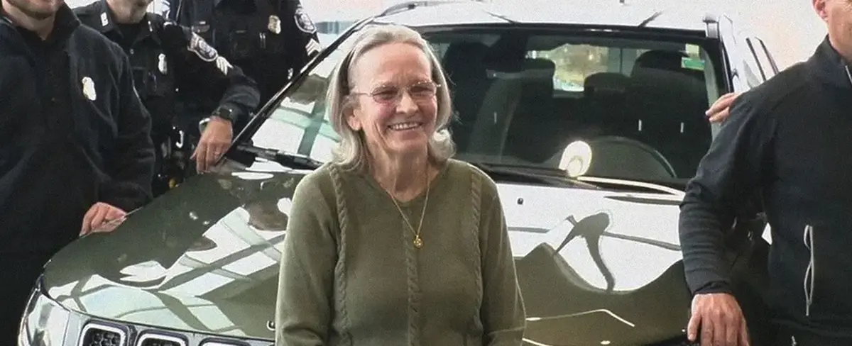 Abuela devuelve 15 mil dólares que se encontró tirados