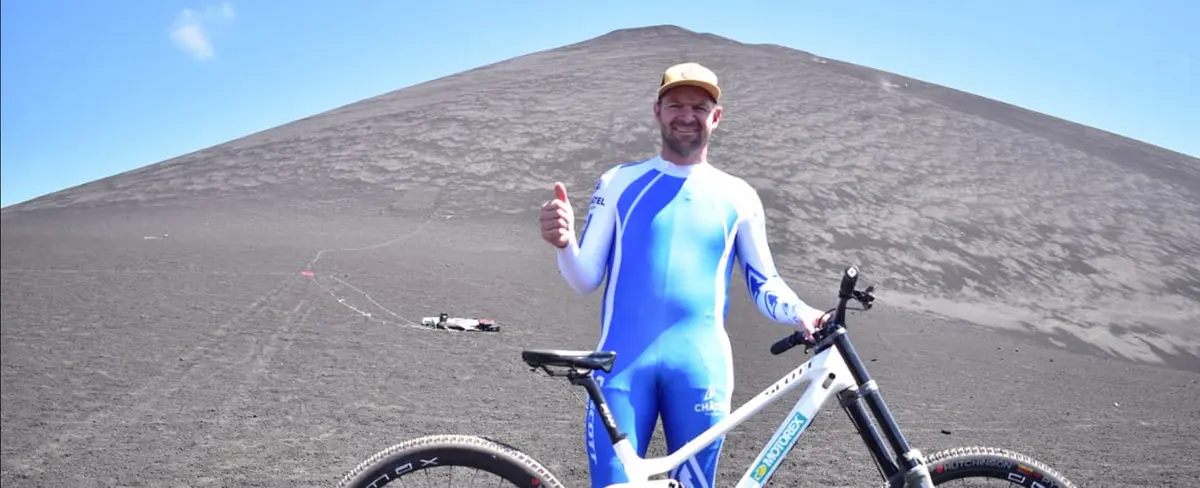Ciclista Francés realiza primeras prácticas desde el volcán Cerro Negro