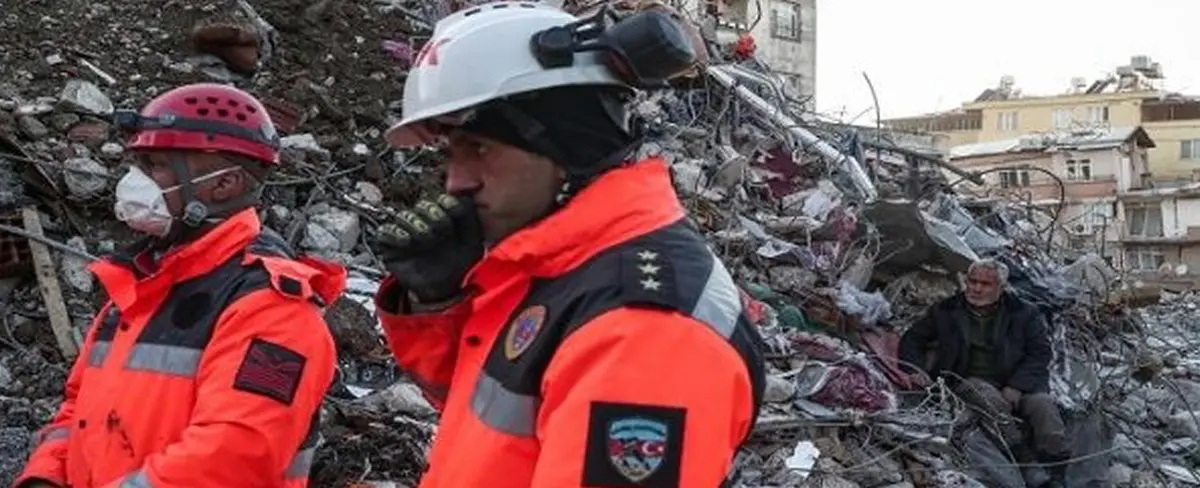 Madres y sus 2 hijos son rescatados tras terremotos en Turquía