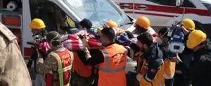 Rescatan a 3 personas con vida bajo los escombros en Turquía