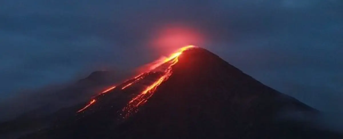 Volcán Karangetan en Indonesia entre en erupción
