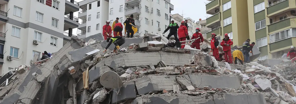 Aumenta a casi 1.500 el número de fallecidos tras los potentes terremotos en Turquía