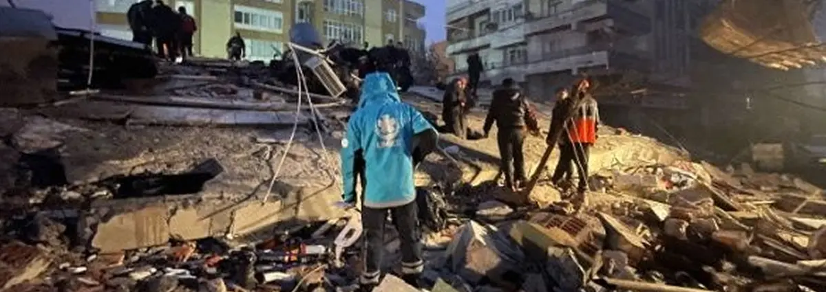 Llega ayuda a Türkiye y Siria tras terremoto que dejó 2.300 muertos