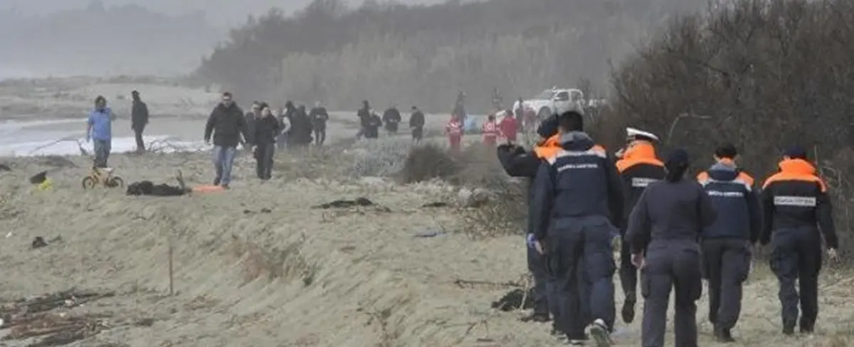 Mueren 62 migrantes tras naufragio en costas italianas