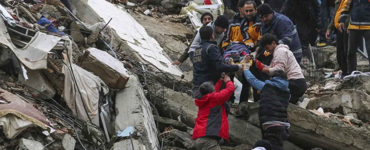 Más de 3 mil muertos tras potente terremoto que afectó Turquía y Siria