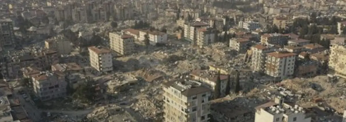 Número de muertos por terremotos en Turquía y Siria suman 33.000