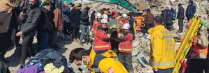 Después de pasar 55 horas bajo escombros socorristas rescataron a niño turco con su mascota