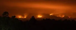Chile continua en la lucha por extinguir 21 incendios forestales