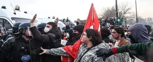 Detienen a más de 300 personas por protestar contra ley de pensiones en Francia
