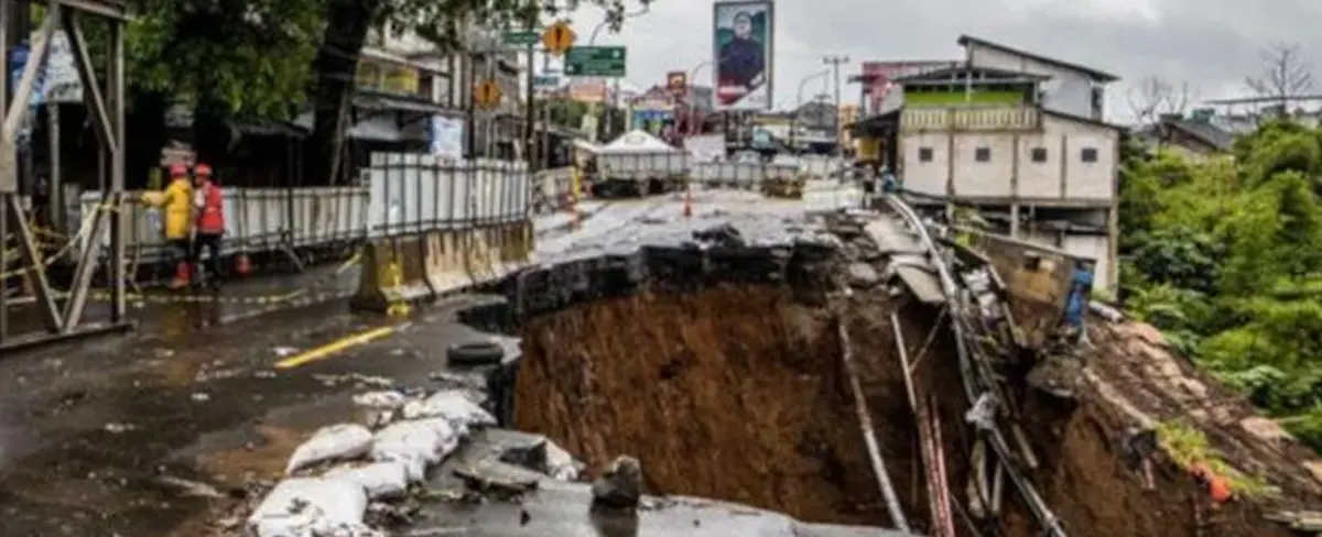 Indonesia registra 15 fallecidos por deslizamiento de tierras