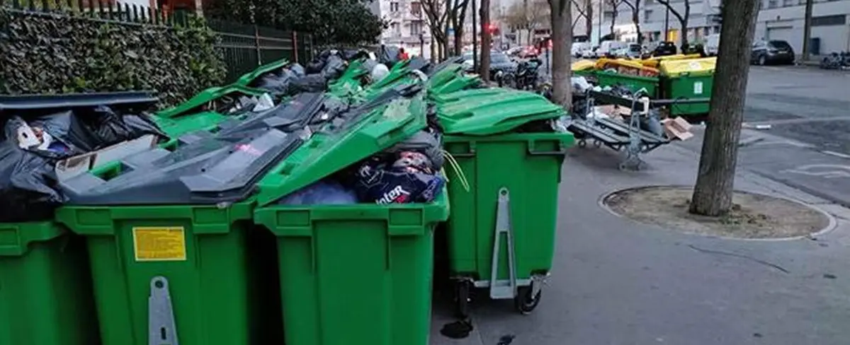 París acumula toneladas de basura tras huelga de recolectores por aumento en la edad de jubilación