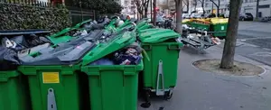 París acumula toneladas de basura tras huelga de recolectores por aumento en la edad de jubilación