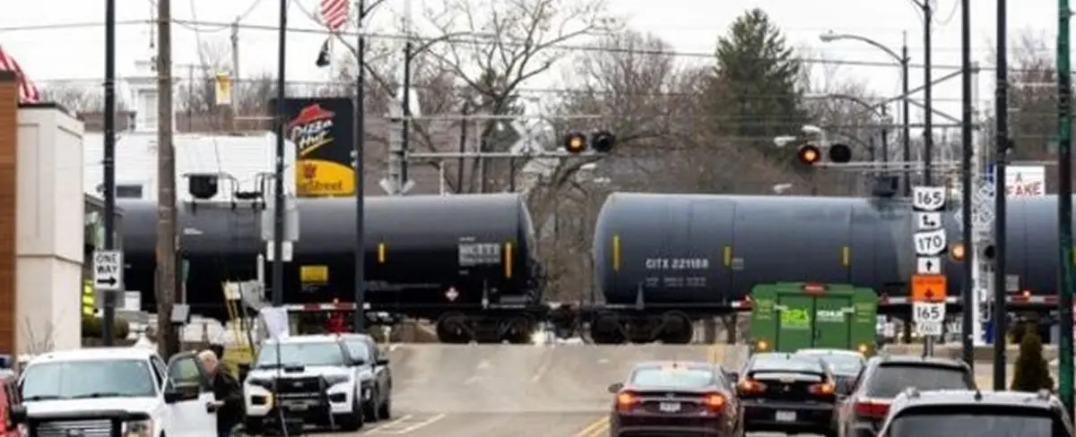 Tren con presunto material tóxico se descarrila en Arizona