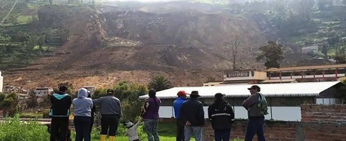 Elevan la cifra de muertos por alud de tierra en Ecuador