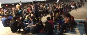 Rescatan a 343 migrantes en un tráiler abandonado en México