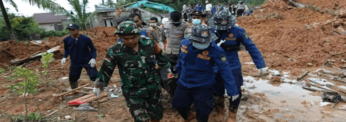 Suben a 30 los muertos por deslizamiento de tierra en Indonesia