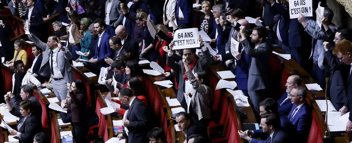 Aprueban polémica ley que aumenta edad de jubilación a 64 años en Francia