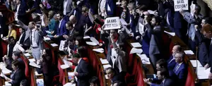Aprueban polémica ley que aumenta edad de jubilación a 64 años en Francia