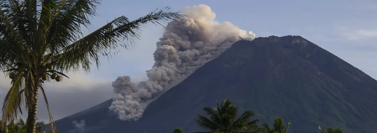 <a>Volcán monte Merapi arroja nubes calientes en Indonesia</a>