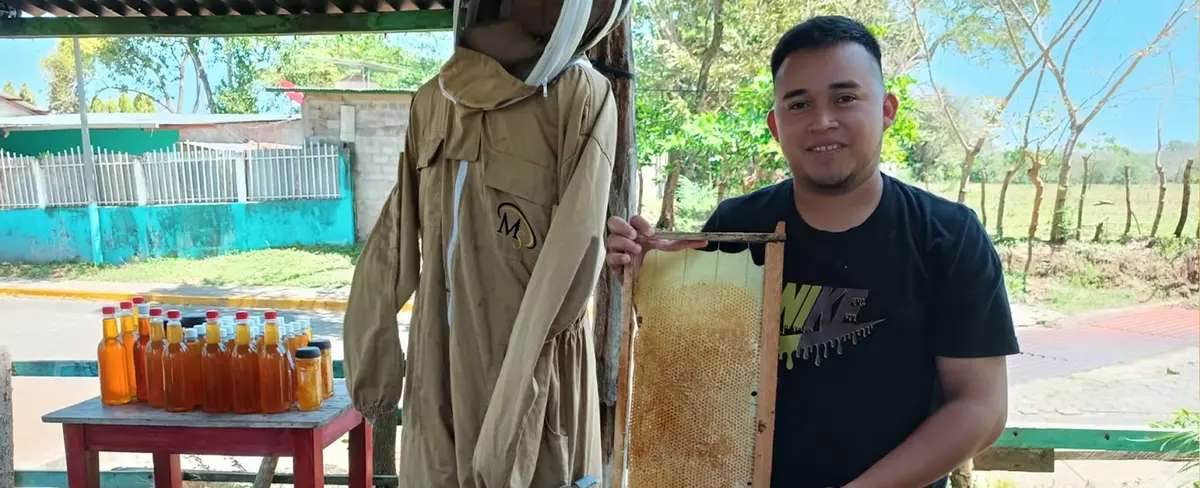 Florece dulce emprendimiento de miel en la Reserva Natural Volcán Mombacho