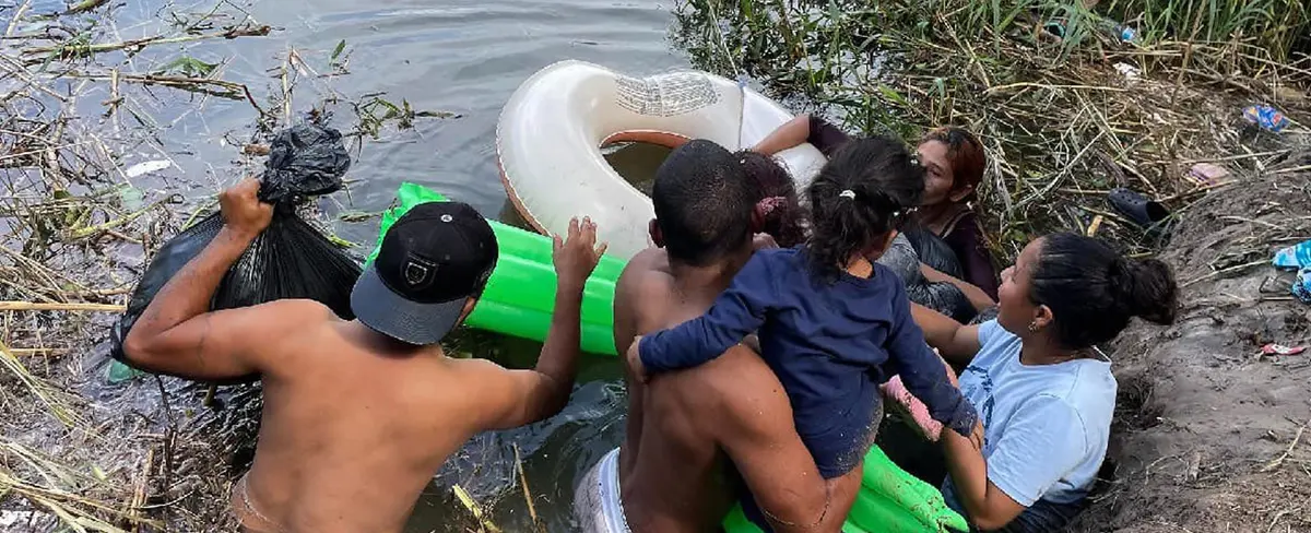 Migrantes arriesgan sus vidas en el Río Bravo en busca del "Sueño Americano"