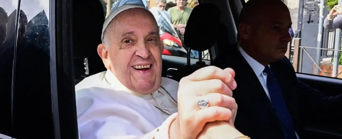 Dan el alta médica al papa Francisco tras infección respiratoria