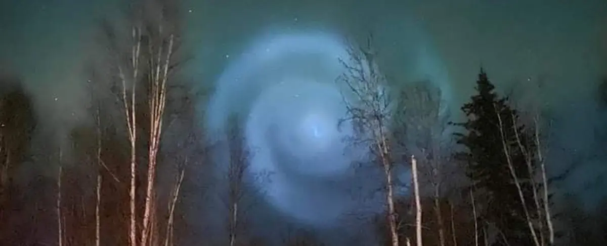 Aparece un extraño espiral brillante en los cielos de Alaska