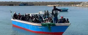 Mueren 55 migrantes tras naufragar en costas de Libia