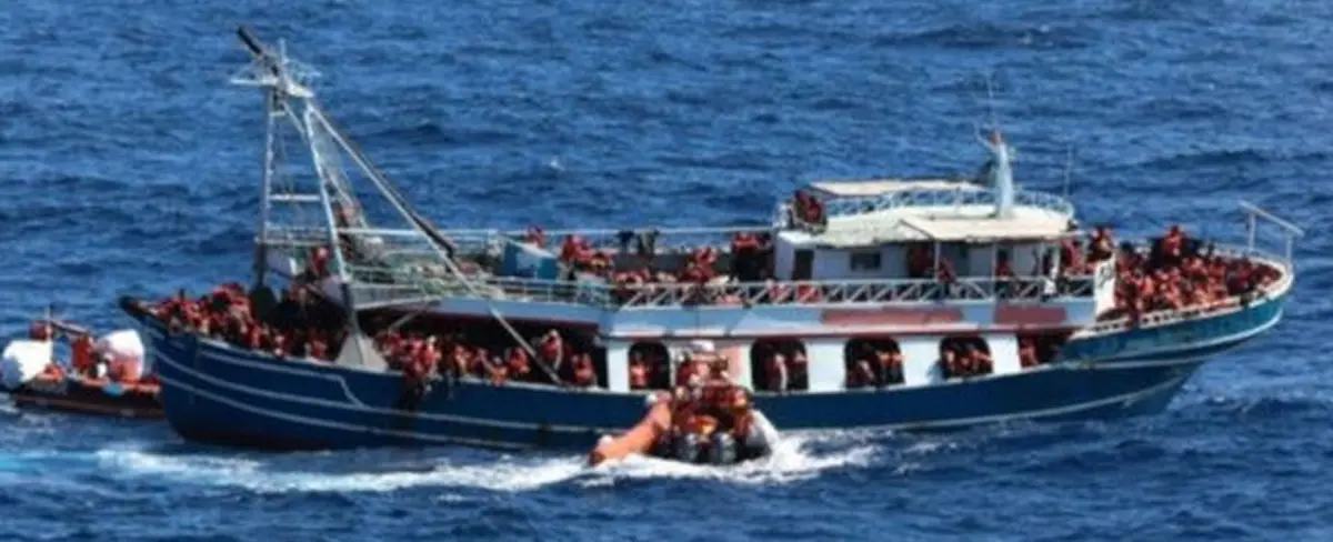 Rescatan a 440 migrantes de barca en riesgo en el Mediterráneo