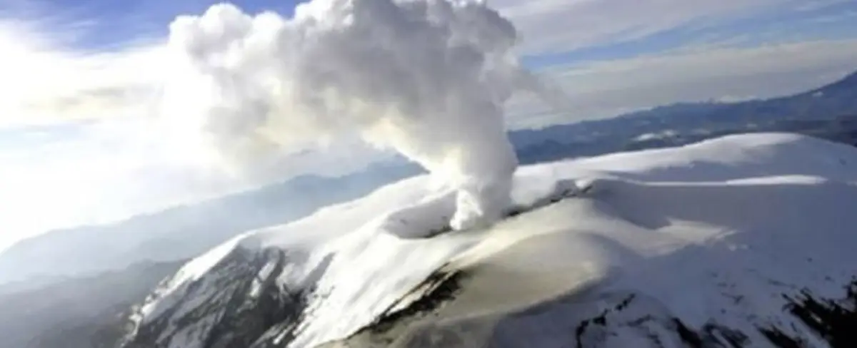 Volcán Nevado del Ruiz continúa en nivel de actividad naranja en Colombia
