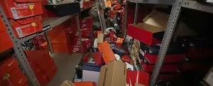 Roban más de 200 zapatillas del mismo pie