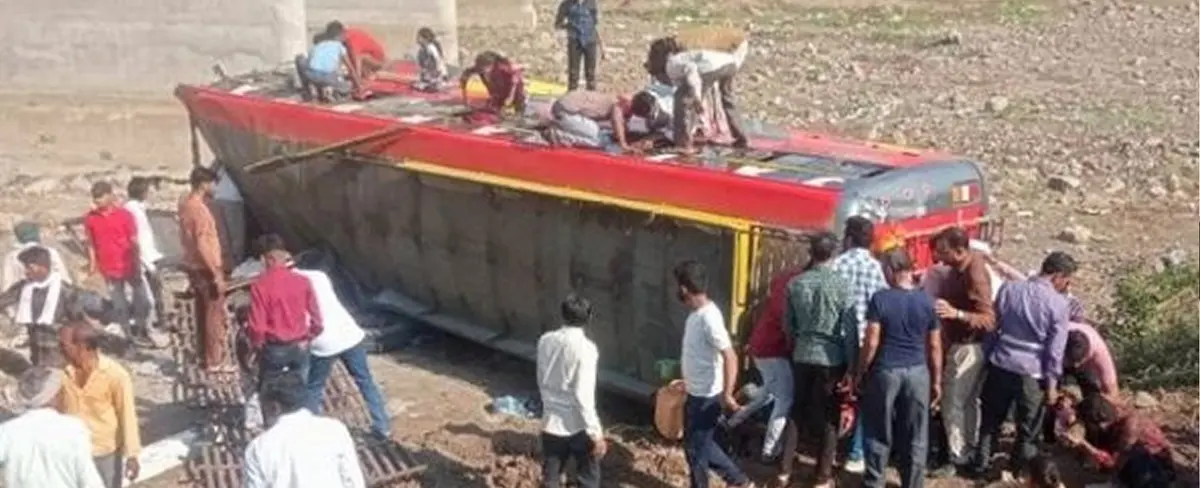 Caída de autobús desde un puente provoca la muerte de 20 personas en la India
