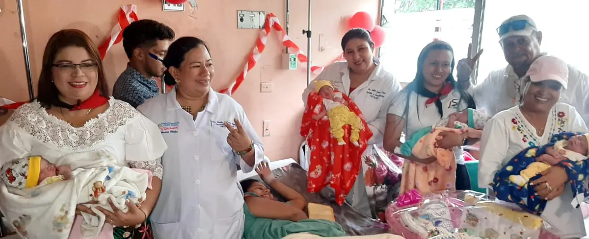 León: llevan mariachis y regalos a primeras madres de este 30 de mayo