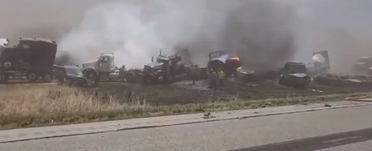 Reportan al menos seis muertos tras choque masivo en EE.UU.